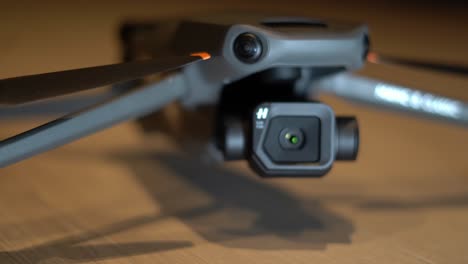 Dji-Mavic-3-Klassische-Drohne,-Die-Auf-Holzboden-Steht---Nahaufnahme,-Die-Produktaufnahme-Mit-Flachem-Tiefenrackfokus-Vom-Propeller-Bis-Zur-Hasselblad-kamera-Aufzeichnet