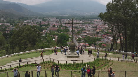 Schnelle-Luftüberführung-Von-Touristen,-Die-Den-Cerro-De-La-Cruz-In-Antigua,-Guatemala-Besuchen