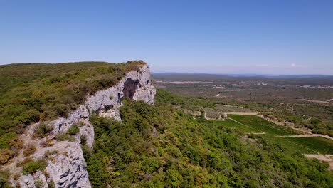 Aerial-rotation-view-of-the-beautiful-nature-landscape-with-cliffs-and-farmland-in-Lussan,-France