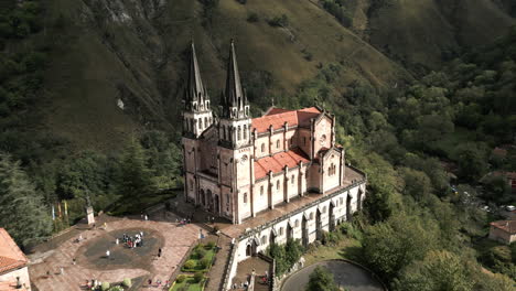 Rising-Wide-Drone-Angle-of-Santa-Maria-Basilica-in-the-Northern-Mountains-of-Covadonga,-Spain