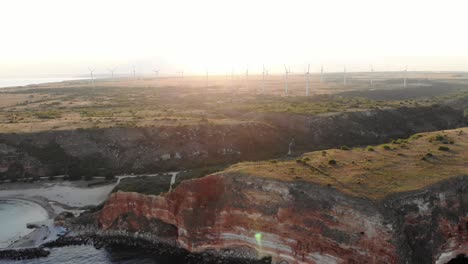 Sonnenaufgang-über-Windkraftanlagen-Auf-Dem-Vorland-Des-Kaps-Kaliakra-In-Bulgarien