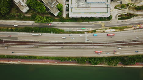 Luftbild-Von-Oben-Nach-Unten-Auf-Der-Autobahn-In-Hongkong,-China,-Asien,-Verschmutzungssmog-Und-Verkehrsproblemkonzept