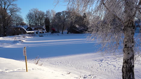 Sonniger-Wintermorgen-Auf-Dem-Land-Mit-Zugefrorenem-See-Und-Warnzeichen,-Nicht-Auf-Eis-Zu-Treten