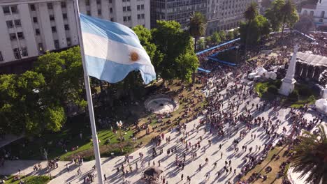 Vista-Aérea-De-La-Bandera-Argentina-Ondeando-Durante-El-Desfile-Del-Orgullo-Lgbt-En-Buenos-Aires-En-Verano