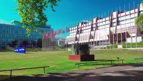 Ein-Diagonaler-Blick-Auf-Die-Gebäude-Des-Europäischen-Rates-In-Straßburg,-Elsass,-Frankreich