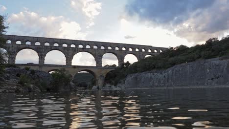 Schönes-Aquädukt-In-Frankreich-Mit-Flusswasser,-Das-Unter-Brücke-Fließt