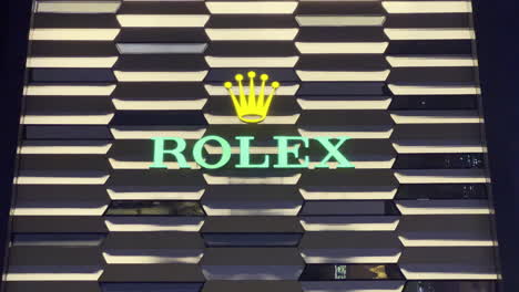 Marca-De-Lujo-Rolex-Visto-Por-La-Noche-En-La-Entrada-Del-Centro-Comercial-Dubai