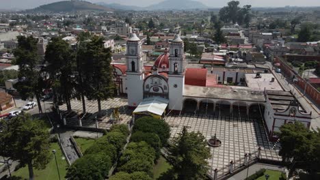 Toma-Aerea-De-La-Iglesia-Y-El-Jardin-Principal-De-San-Gabriel-Jalisco-Mexico