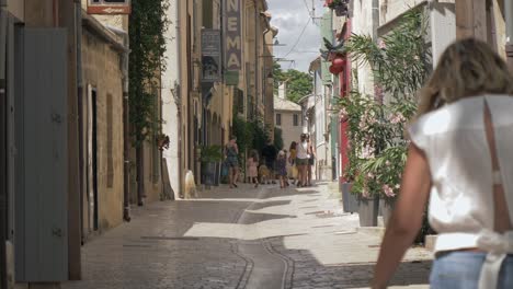 Menschen-Und-Touristen,-Die-In-Frankreich-Eine-Süße,-Schöne-Straße-Hinuntergehen