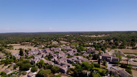 Absteigende-Luftaufnahme-über-Einem-Kleinen-Wohnviertel-In-Lussan,-Frankreich