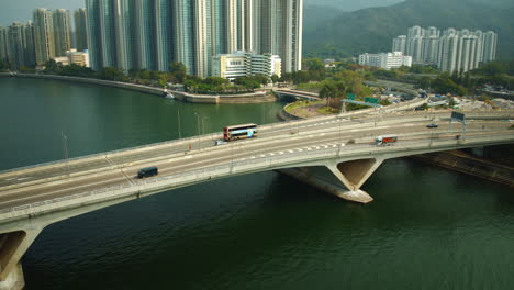 Hiperlapso-Aéreo-De-La-Ciudad-China-De-Hong-Kong-Con-Rascacielos-Paisaje-Urbano-Edificio-Moderno-Ciudad-Inteligente,-Autos-Cruzando-El-Puente