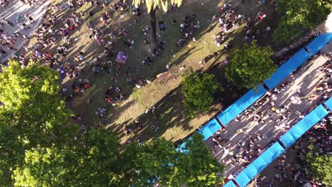Luftaufnahme-Von-Oben-Nach-Unten-Von-Menschen,-Die-Bunte-Fahnen-Im-Park-Schwenken-Und-Die-Lgbt-stolzparade-In-Buenos-Aires-Feiern