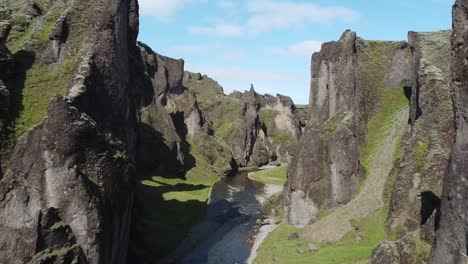 Vista-Impresionante-Volando-A-Través-Del-Cañón-Fjaðrárgljúfur-En-Islandia