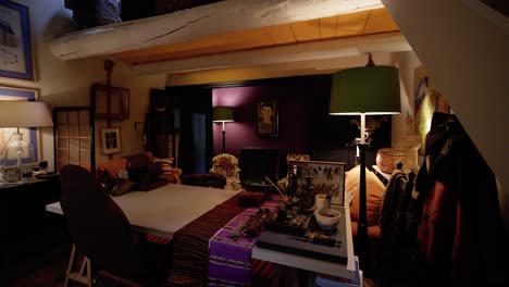 Aufschlussreiche-Aufnahme-In-Einem-Schlafzimmer-Einer-Luxusvilla-In-Lussan,-Frankreich