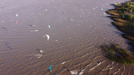 Gruppe-Von-Kitesurfern-Kitesurfen-Auf-Dem-Fluss-Rio-De-La-Plata-Bei-Sonnenuntergang,-Vicente-Lopez-Area-Park-Von-Buenos-Aires-In-Argentinien
