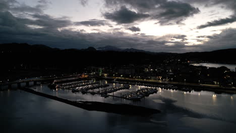 Sonnenuntergang-drohnenaufnahme-Des-Yachtclubs-In-Ribadesella,-Spanien