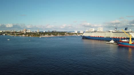 Riesiges-Kreuzfahrtschiff,-Dahinter,-Auslaufend-Und-Mit-Passagieren-Auf-Einen-Warmen-Urlaub-In-Der-Karibik-Zusteuern