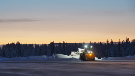 Bulldozer-En-El-Trabajo-Por-La-Noche-Quitando-La-Nieve-En-El-Aeropuerto-De-Arvidsjaur-En-Suecia