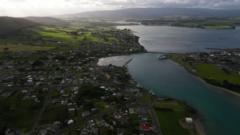 Vista-Aérea-De-Drones-De-La-Ciudad-Costera-De-Riverton-Nueva-Zelanda-Bajo-Un-Cielo-Nublado
