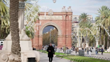Arc-de-Triomf-in-Barcelona-city-on-sunny-warm-day,-slow-motion