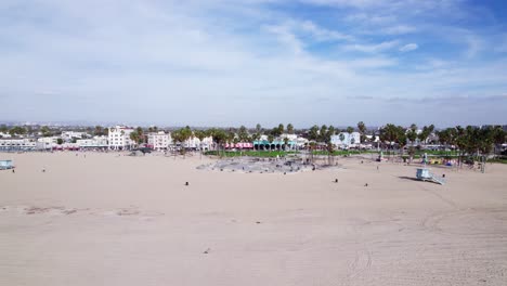 Plataformas-Rodantes-De-Drones-En-El-Famoso-Parque-De-Patinaje-En-Venice-Beach,-California