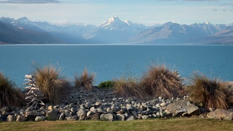 Contemple-Con-Asombro-El-Impresionante-Paisaje-De-Mt-Cook-De-Nueva-Zelanda-Y-Los-Alpes-Del-Sur-A-Lo-Largo-Del-Lago-Pukaki-Mientras-La-Cámara-Sigue-Una-Plataforma-Rodante-Suave-En-Un-Lapso-De-Tiempo