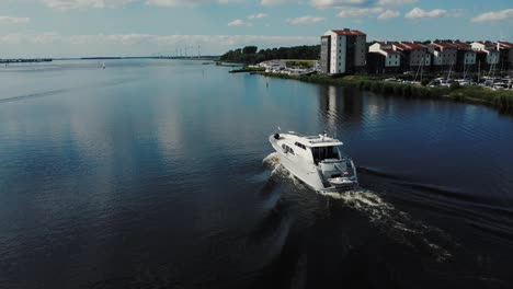 Luxuriöse-Weiße-Yacht,-Die-Auf-Dem-Wasser-Segelt