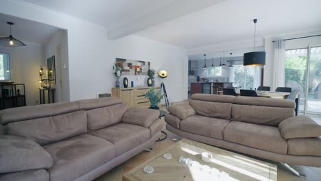 Rotierende-Aufnahme-Eines-Modernen-Dekorativen-Wohnzimmers-In-Nimes,-Frankreich