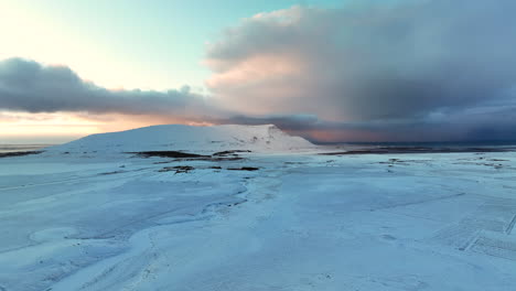 Duchas-Oscuras-Iluminadas-Por-El-Sol-Poniente-Sobre-Las-Llanuras-De-Leira-Cubiertas-De-Nieve-En-Islandia