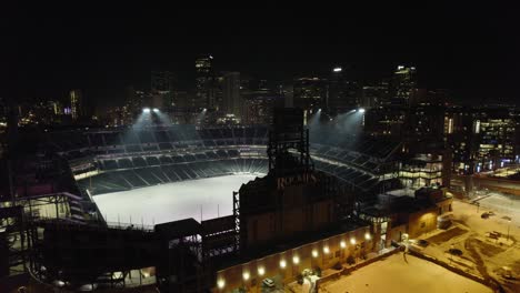 Denver-Rockies-Coors-Field-Baseballstadion-Bei-Nacht-Mit-Skyline-Der-Innenstadt-Im-Hintergrund
