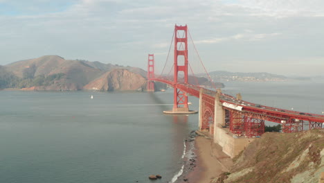 Absteigende-Luftaufnahme-Der-Golden-Gate-Bridge-Von-Der-Südseite