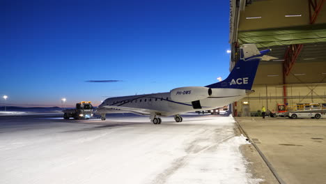 Jet-Bimotor-Ace-E135-Siendo-Remolcado-Desde-El-Hangar-Del-Aeropuerto-De-Arvidsjaur-En-Suecia-Al-Atardecer
