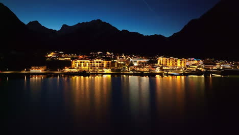 Pueblo-Iluminado-Por-La-Noche-Junto-Al-Lago-Achensee-En-Tirol,-Austria