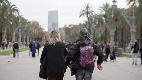 Tourist-walk-in-main-street-of-Barcelona,-slow-motion-view