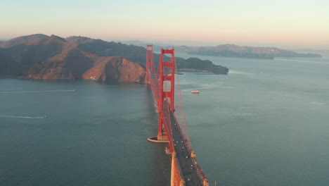 Aerial-Slider-Bei-Sonnenuntergang-über-Die-Golden-Gate-Bridge-Von-Süden-Geschossen