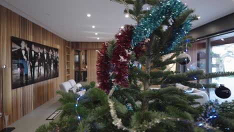 Einspielung-Eines-Luxuriösen-Wohnzimmers-Mit-Einem-Großen-Geschmückten-Weihnachtsbaum