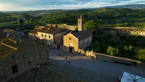Aerial-View-Of-Piazza-Roma-In-Monteriggioni-At-Sunset-In-Tuscany,-Italy