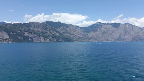 Luftaufnahme-Der-Berge-Mit-Blick-Auf-Den-Gardasee-In-Malcesine-Verona-In-Italien