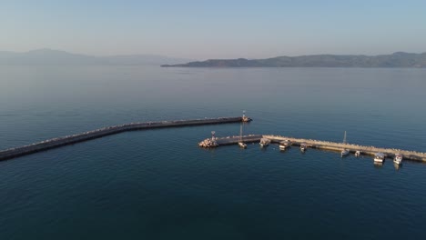 Vista-Desde-Drone-Al-Paisaje-Marino-Mediterráneo-En-El-Puerto-Deportivo-De-Vrahati,-Grecia-Con-Pequeños-Barcos-De-Pesca-|-4k