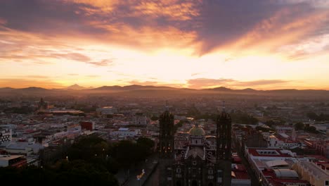 Hiperlapso-De-La-Salida-Del-Sol-Sobre-La-Ciudad-De-Puebla-En-México,-Cerca-De-La-Catedral-En-La-Zona-Más-Histórica-Y-Cultural