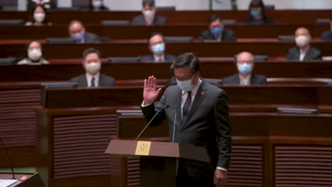 Un-Legislador-De-Hong-Kong-Habla-Durante-Una-Ceremonia-De-Juramento-Para-Jurar-Alianza-Con-La-Ley-Básica-En-La-Cámara-Principal-Del-Consejo-Legislativo