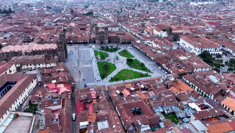 Vista-De-La-Ciudad-De-Cusco,-La-Plaza-De-Armas-O-Plaza-Mayor-Desde-El-Mirador-De-San-Cristobal