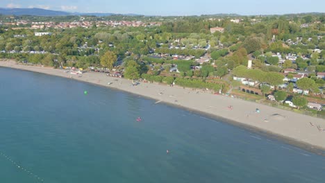 Luftdrohnenaufnahme-Des-Strandes-Auf-Dem-Campingplatz-La-Quercia-Am-Gardasee-In-Italien