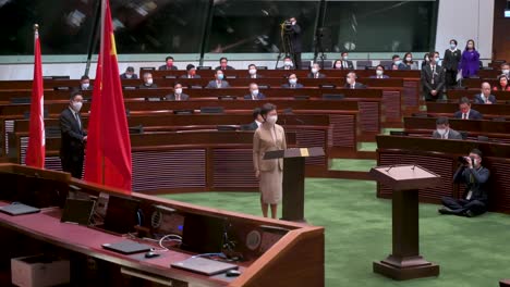La-Ex-Directora-Ejecutiva-De-Hong-Kong,-Carrie-Lam,-Preside-La-Ceremonia-De-Juramento-Junto-A-Las-Banderas-De-La-República-Popular-China-Y-Hong-Kong-En-La-Cámara-Principal-Del-Consejo-Legislativo