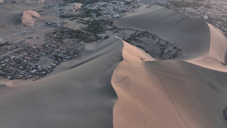 Wüstensanddünen-Und-Stadt-Von-Peru