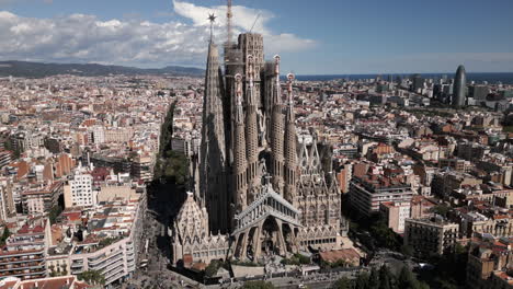 Wide-Drone-Shot-of-La-Sagrada-Familia-in-Barcelona,-Spain