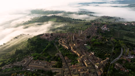 Niebla-De-La-Mañana-Temprano-Sobre-La-Ciudad-Medieval-De-San-Gimignano-En-Siena,-Toscana,-Centro-norte-De-Italia