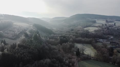 Luftaufnahme-Der-Nebligen-Belgischen-Landschaft-In-Wallonië