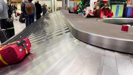 Luggage-carousel-at-Christmas-in-the-Airport