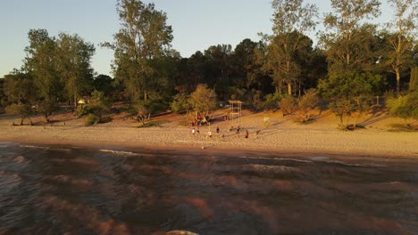 Gruppe-Von-Freunden,-Die-Beachvolleyball-Bei-Sonnenuntergang-Entlang-Der-Fray-Bentos-Küste-In-Uruguay-Spielen